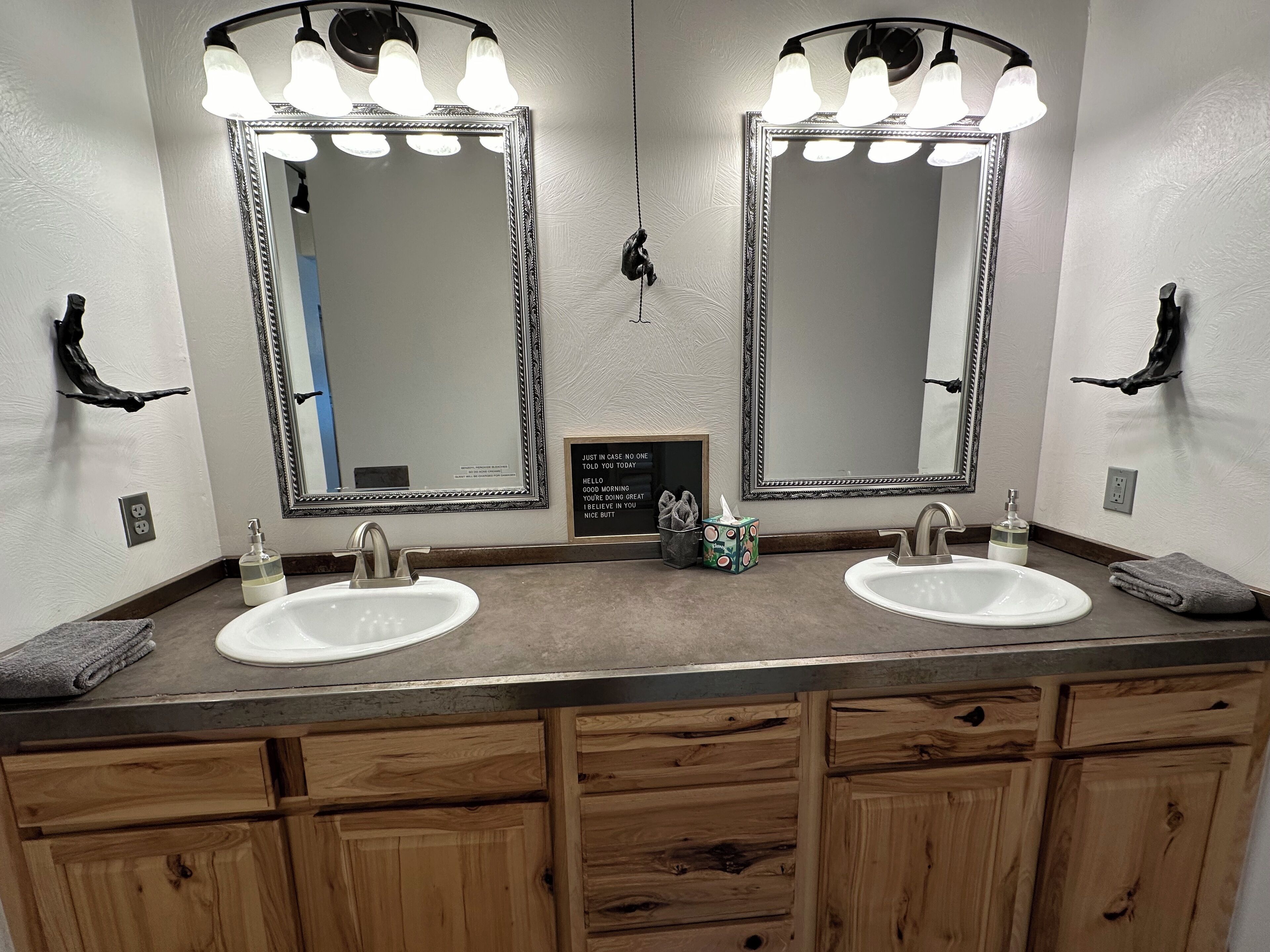 Combined shower/bathtub, hair dryer, towels, soap