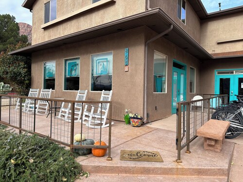 Super Clean, fully stocked apt in the heart of town! 1 M to ZNP, Shuttle stop #5
