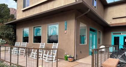 Super Clean, fully stocked apt in the heart of town! 1 M to ZNP, Shuttle stop #5