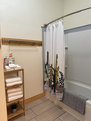 Combined shower/tub, hair dryer, towels, soap - Super Clean, fully stocked apt in the heart of town! 1 M to ZNP, Shuttle stop #5 (Springdale)