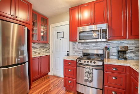 Fridge, microwave, oven, stovetop. Luxury Studio Flat in Downtown Newberg - Suite #4