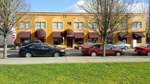 Exterior - Luxury Studio Flat in Downtown Newberg - Suite #4 (Newberg)