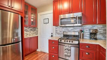 Refrigerador, microondas, horno y parrilla de estufa