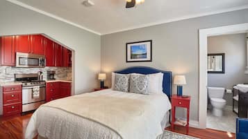 1 habitación, tabla de planchar con plancha y cuna de viaje