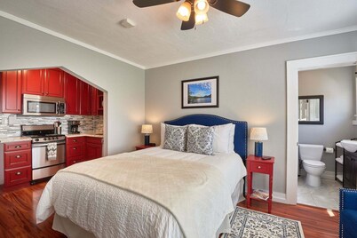 Luxury Studio Flat in Downtown Newberg - Suite #4