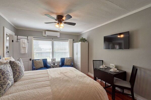 Fer et planche à repasser, lit parapluie, Wi-Fi gratuit, draps fournis