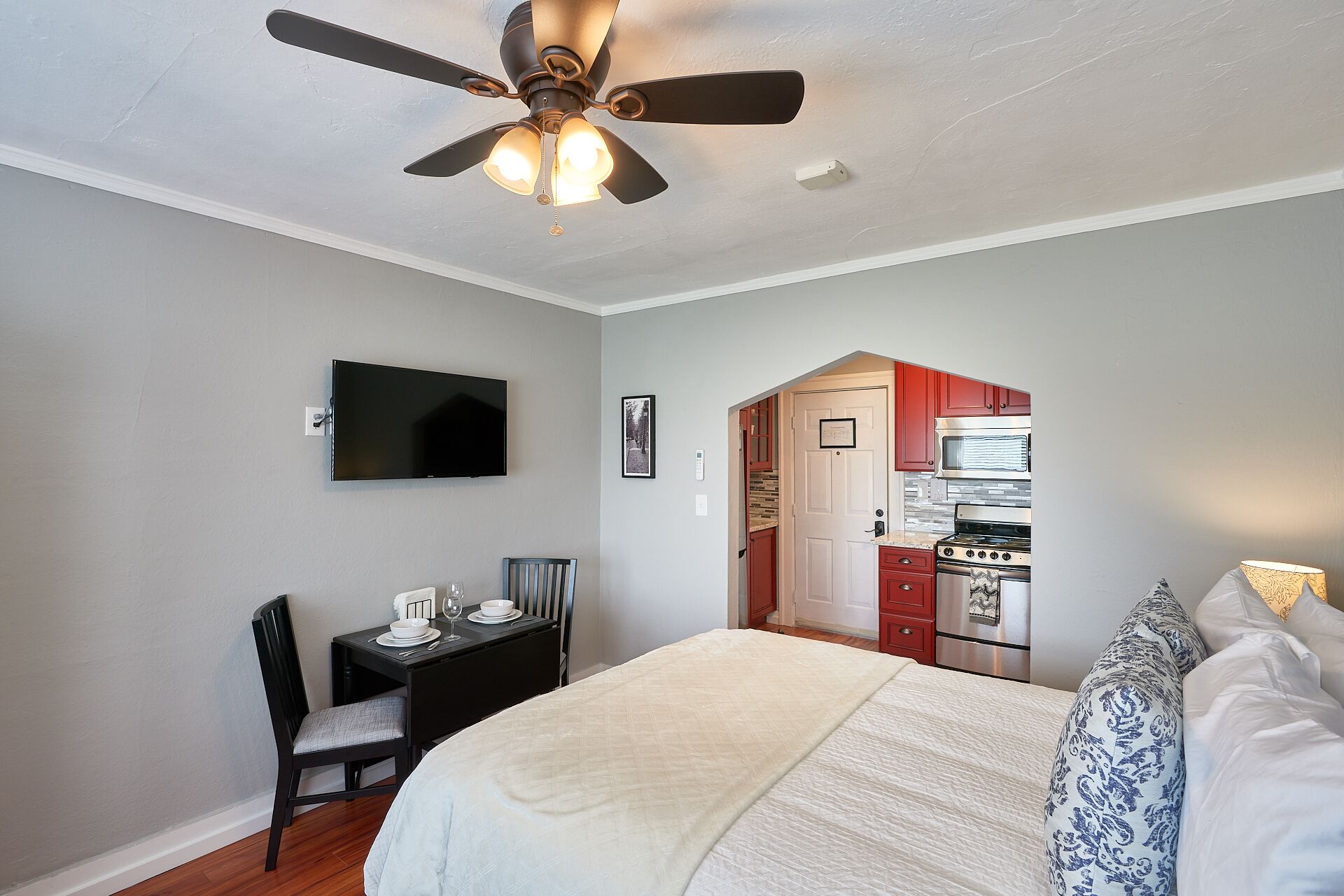 1 habitación, tabla de planchar con plancha y cuna de viaje 