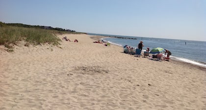 Täydellinen syksyn pakopaikka kahdelle perheelle! Lyhyt kävelymatka yksityiselle rannalle! Nukkuu 11.