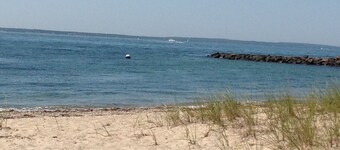 A Perfect Getaway for Two families! Short walk to Private Beach! Sleeps 8