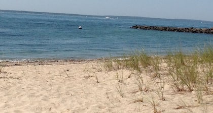 Täydellinen syksyn pakopaikka kahdelle perheelle! Lyhyt kävelymatka yksityiselle rannalle! Nukkuu 11.