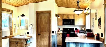 Cozy Cabin With Mountain Views