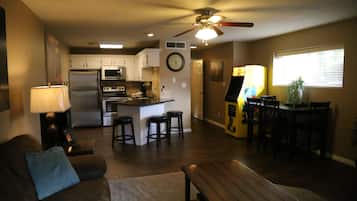 TV connectée, lecteur de DVD, baby-foot, table de tennis de table