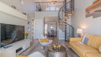 Smart-TV, DVD-Player, BĂŒcher, Videothek