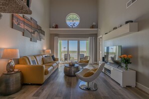 TV connectée, lecteur de DVD, livres, vidéothèque