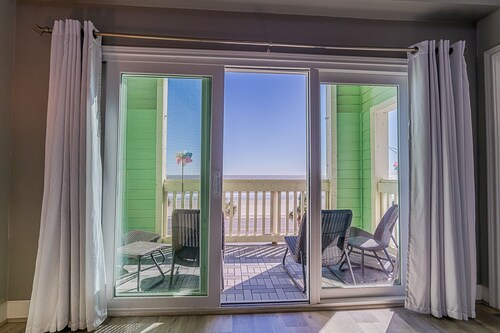 Beachfront luxury loft - overlooking Babe's beach Dawn-Bldg 10