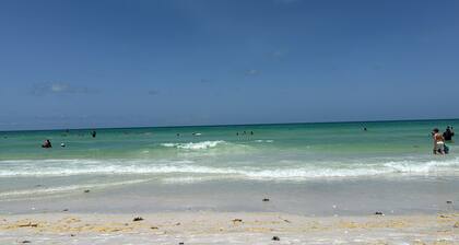 2bed 2 bath sleeps 5 .. 3 smart TVs.. fully refurbished Very Close to the beach