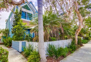Property grounds - Completely Upgraded Throughout, Just Steps To Ocean And Bay- Central Air (San Diego)
