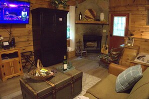Smart TV, fireplace - Authentic Log Cabin with outdoor Hot Tub, indoor Jacuzzi, Pool Table, WiFi (Gatlinburg)