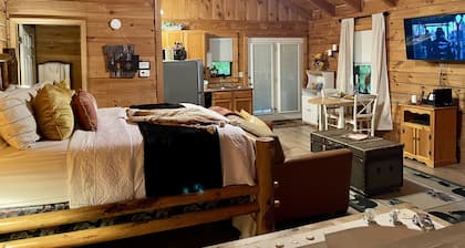 Authentic Log Cabin with outdoor Hot Tub, indoor Jacuzzi, Pool Table, WiFi