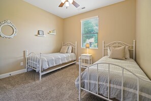 3 habitaciones, tabla de planchar con plancha y cuna de viaje 