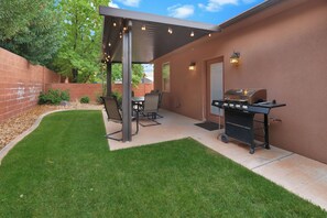 Outdoor dining - Comfortable Home Near Zion - High Speed Wifi - Self Checkin/Out - Outdoor Grill (La Verkin)