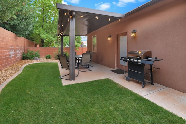 Outdoor dining - Comfortable Home Near Zion - High Speed Wifi - Self Checkin/Out - Outdoor Grill (La Verkin)