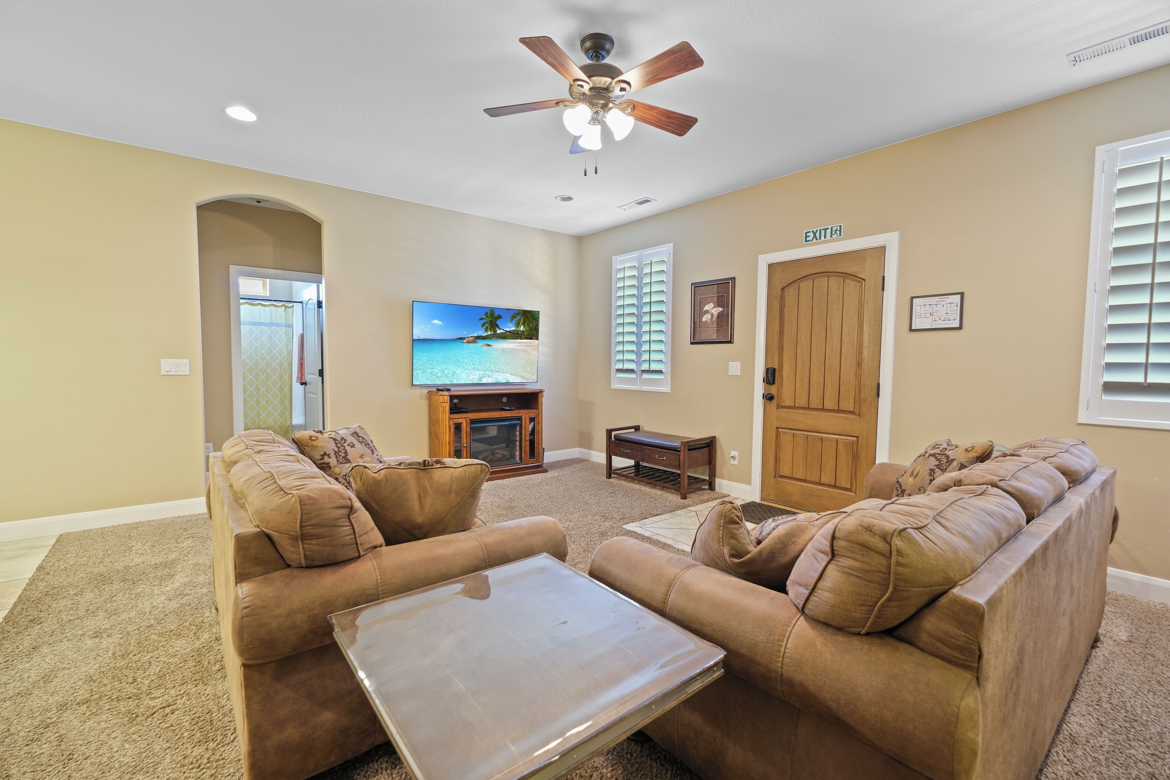 电视、壁炉、办公室