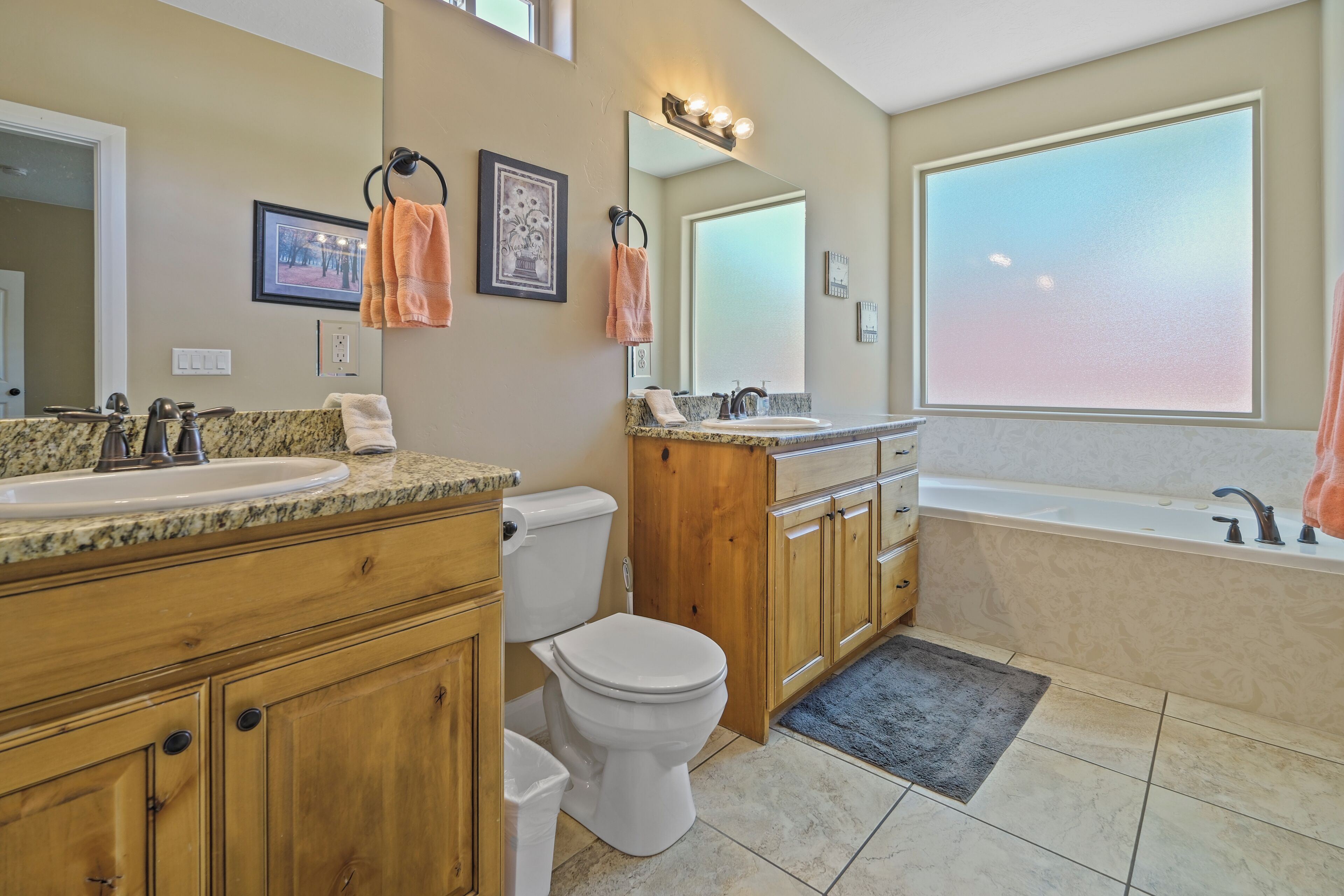 Combined shower/bathtub, hair dryer, towels