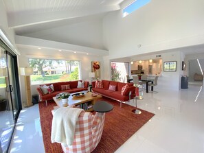 Smart TV, chimenea y impresora 