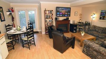 Smart TV, chimenea, reproductor de DVD, libros