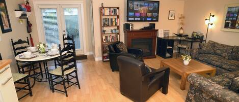 Smart TV, chimenea, reproductor de DVD y libros