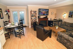 Smart-TV, peis, DVD-spiller og bøker