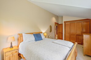 5 habitaciones, tabla de planchar con plancha y cuna de viaje 