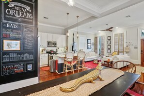 Interior - The Red Bayou House, walk to City Park and Jazzfest, mins to the French Quarter (New Orleans)