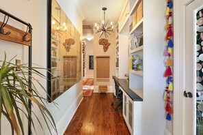 Interior - The Red Bayou House, walk to City Park and Jazzfest, mins to the French Quarter (New Orleans)