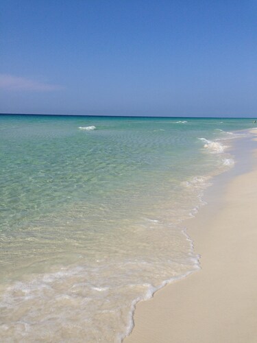 Pelican Beach! 2 Bedroom Condo Sleeps 6 On the Beach! BOOK IT NOW!