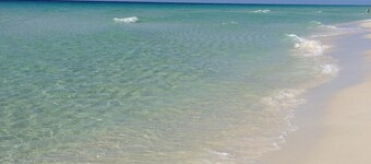 Pelican Beach! 2 Bedroom Condo Sleeps 6 On the Beach! BOOK IT NOW!