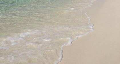 Pelican Beach! 2 Bedroom Condo Sleeps 6 On the Beach! BOOK IT NOW!