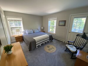 4 bedrooms, desk, iron/ironing board, free WiFi - Ocean view 4 br, huge deck with grill, walk to town, pet friendly locally owned (Southwest Harbor)