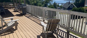 Meerblick 4-Zimmer-Wohnung mit großem Deck, Grill, in der Stadt, Parkplatz, tierfreundlich 