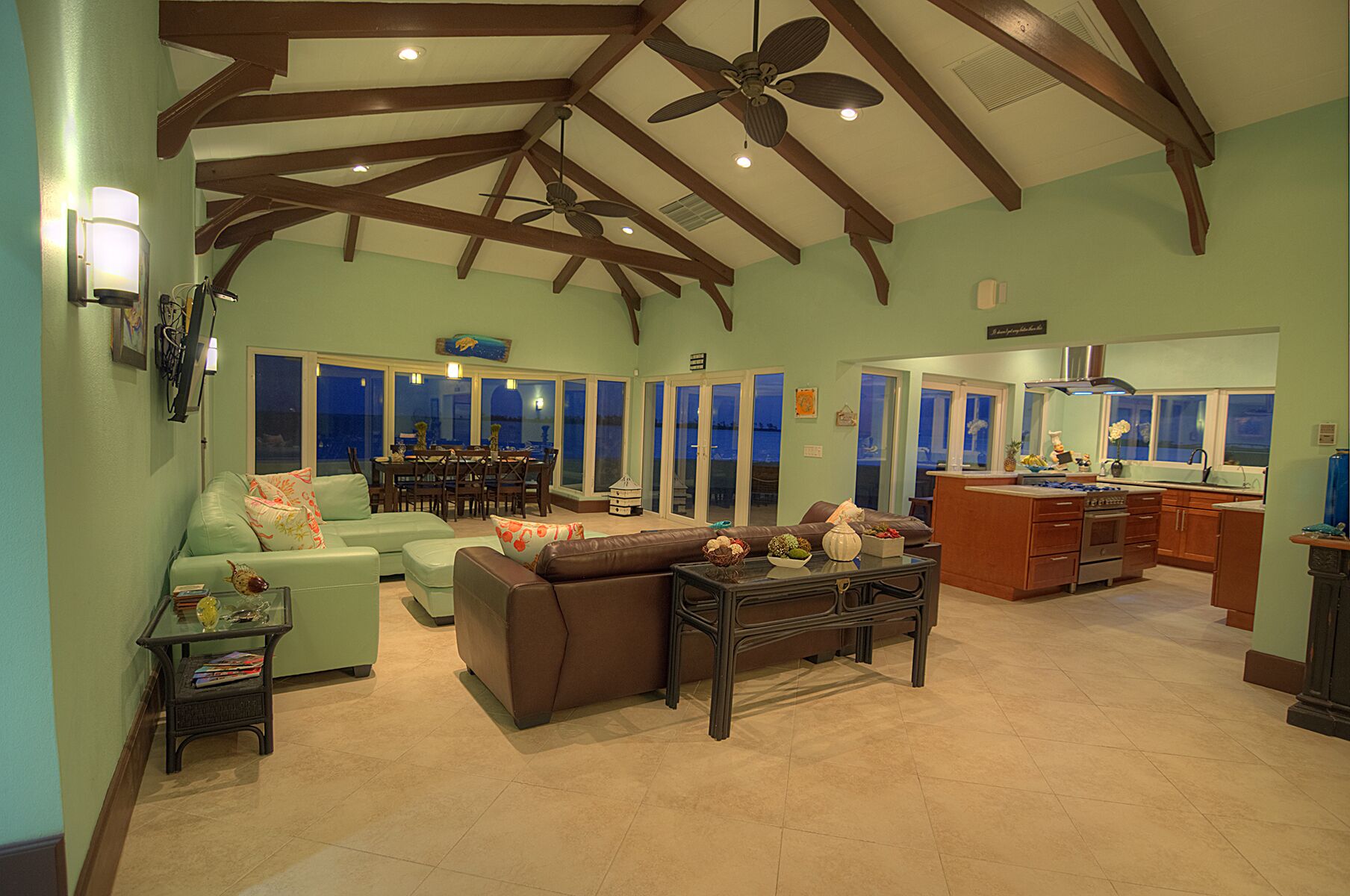 Smart-tv, een dvd-speler, boeken en een filmbibliotheek