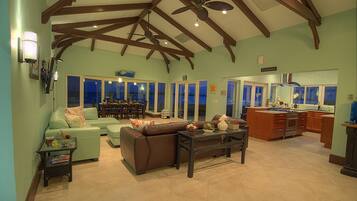 Smart-tv, een dvd-speler, boeken en een filmbibliotheek