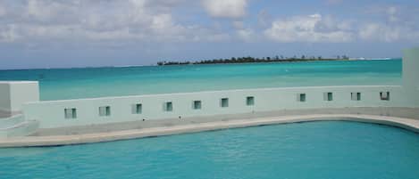 Una piscina al aire libre, una piscina climatizada