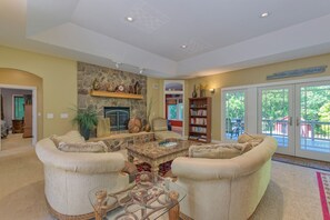 Smart-TV, Kamin, Videospiele, DVD-Player