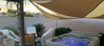 Surprise Retreat! Heated Pool and Hot Tub
