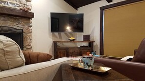 Una Smart TV, una chimenea, libros