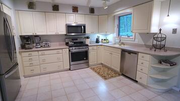 Een koelkast, een microgolfoven, een oven, een kookplaat