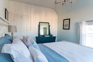 4 bedrooms, desk, iron/ironing board, travel cot