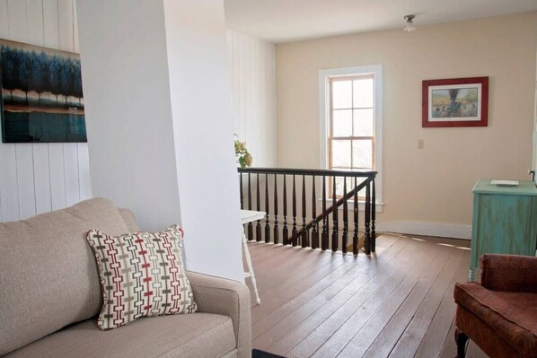 Una Smart TV, una chimenea, un reproductor de DVD, libros