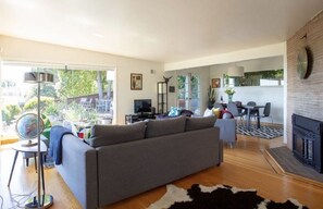 TV, fireplace, DVD player, stereo - ★Lovely Mid-Century Modern Gem! ★BAY VIEWS★ HOT TUB★PARKING! ★PETS WELCOME! (Berkeley)